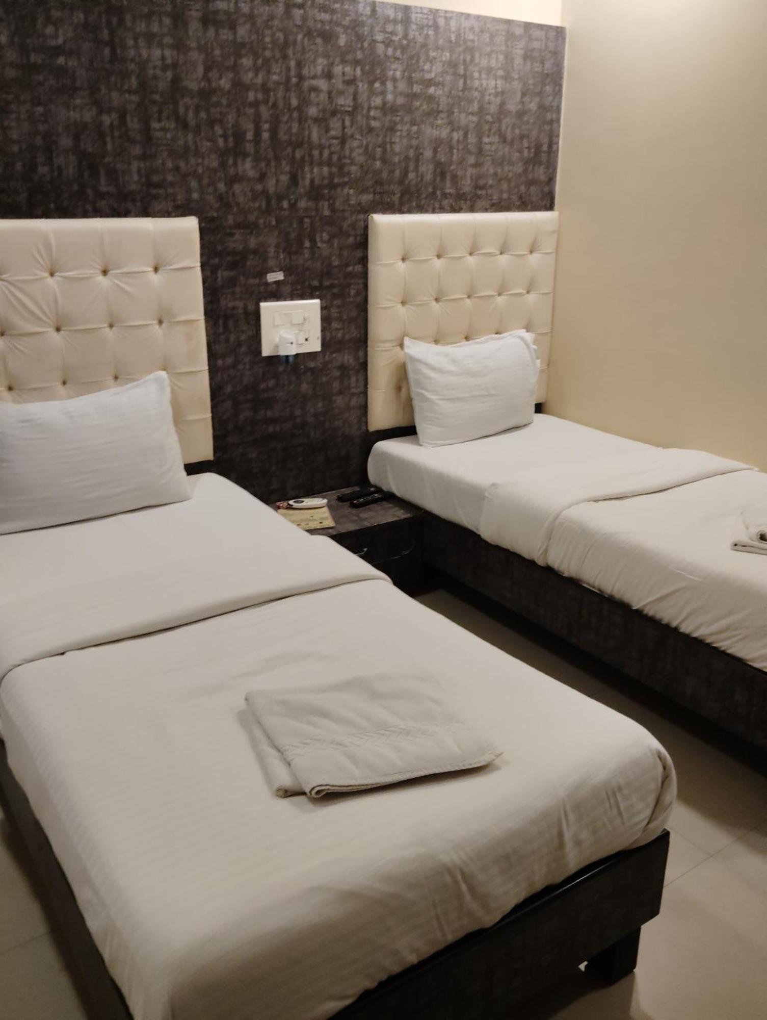 Hotel Crystal Park Near Nesco Exhibition Center Bombaim Exterior foto