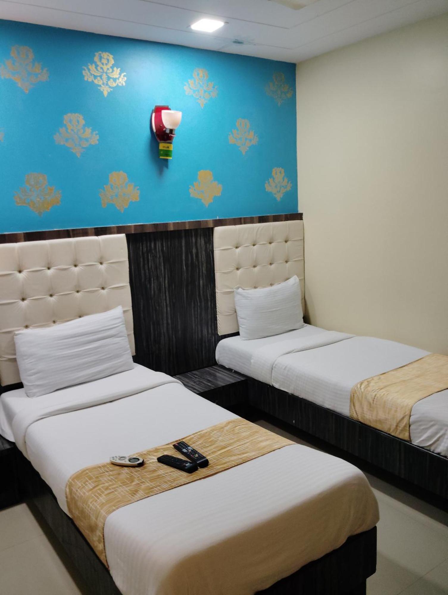 Hotel Crystal Park Near Nesco Exhibition Center Bombaim Exterior foto