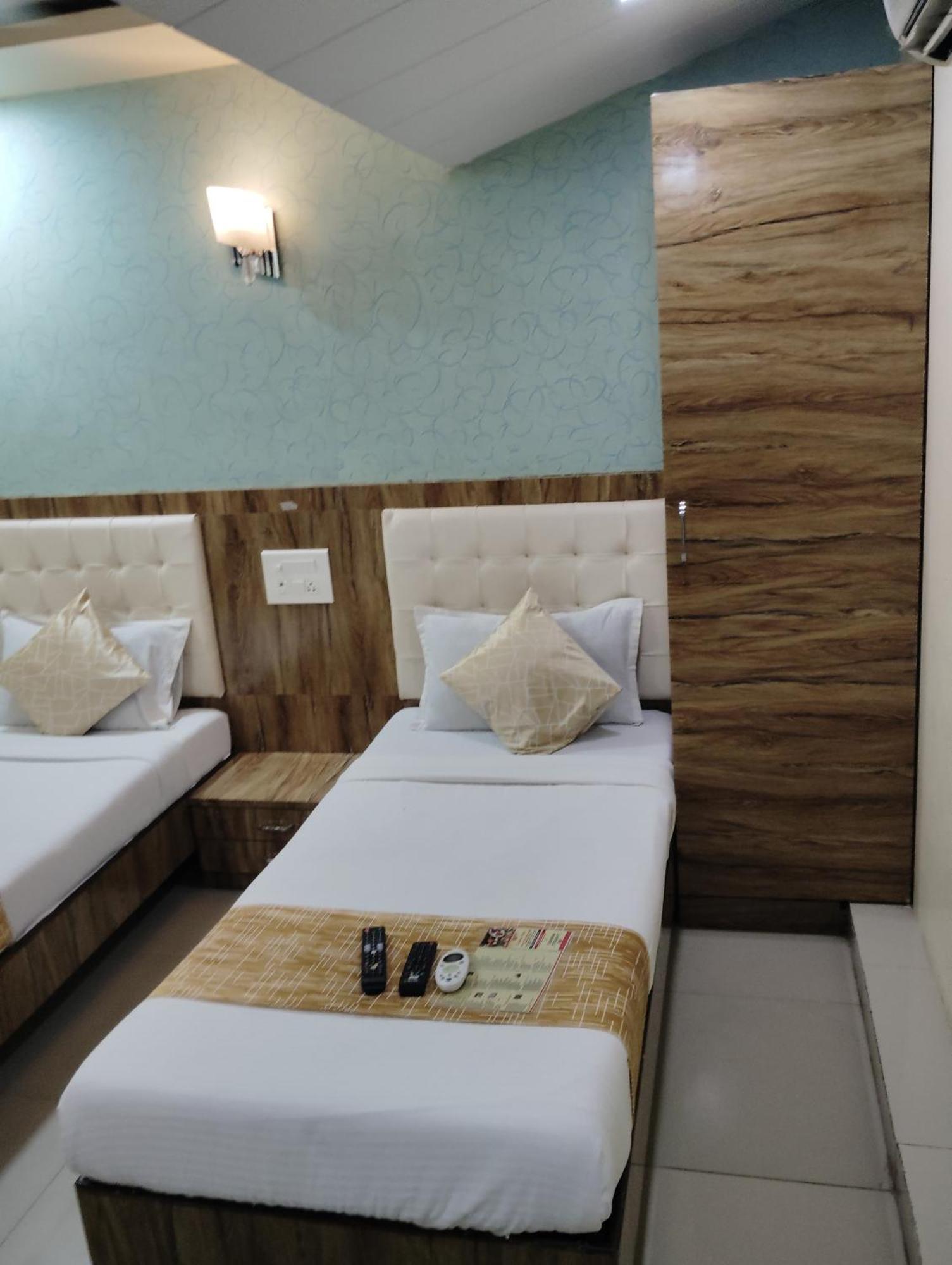 Hotel Crystal Park Near Nesco Exhibition Center Bombaim Exterior foto