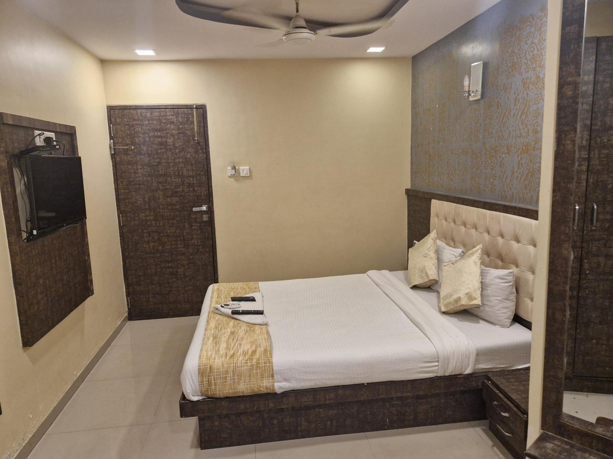 Hotel Crystal Park Near Nesco Exhibition Center Bombaim Exterior foto