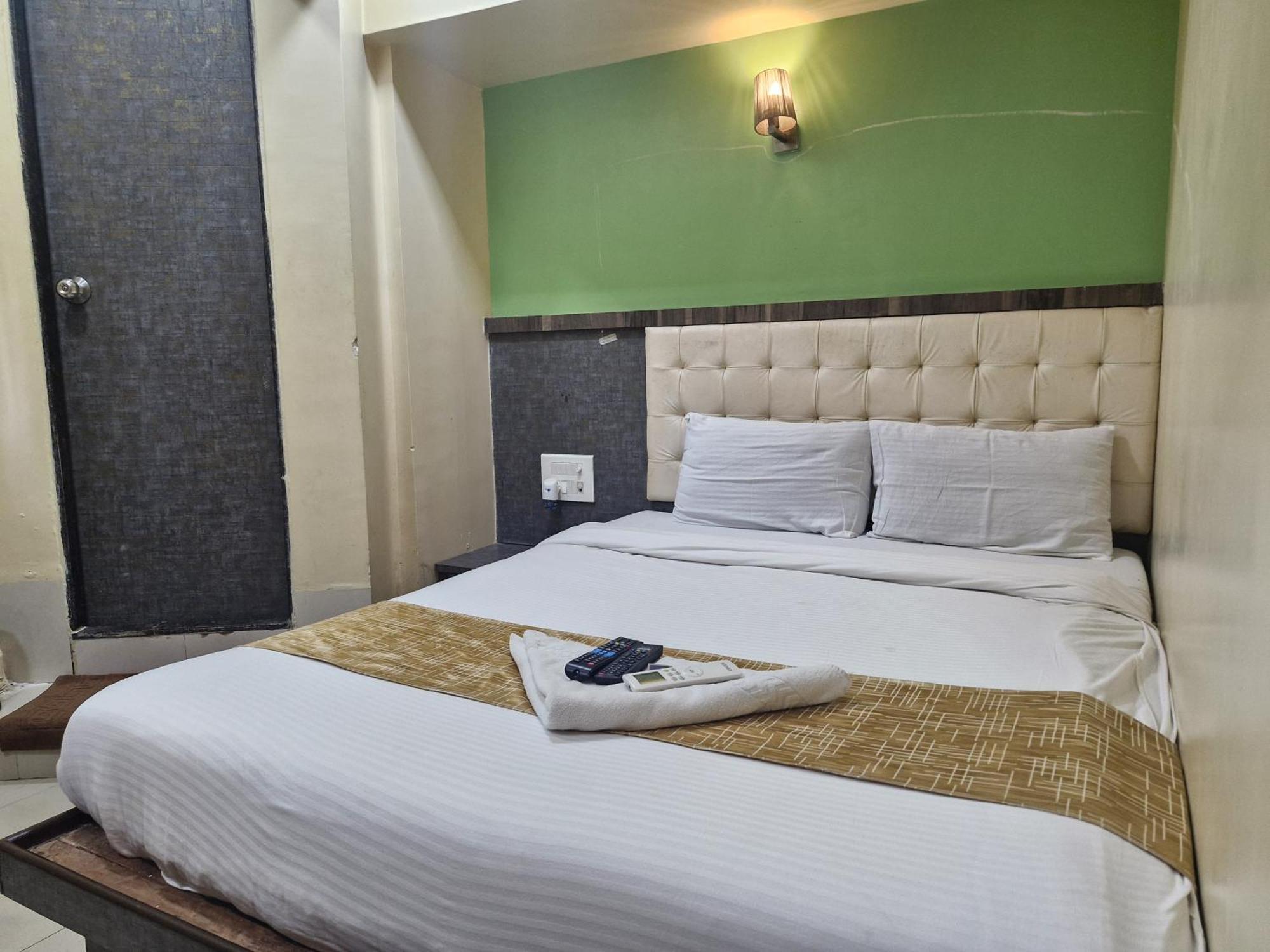 Hotel Crystal Park Near Nesco Exhibition Center Bombaim Exterior foto