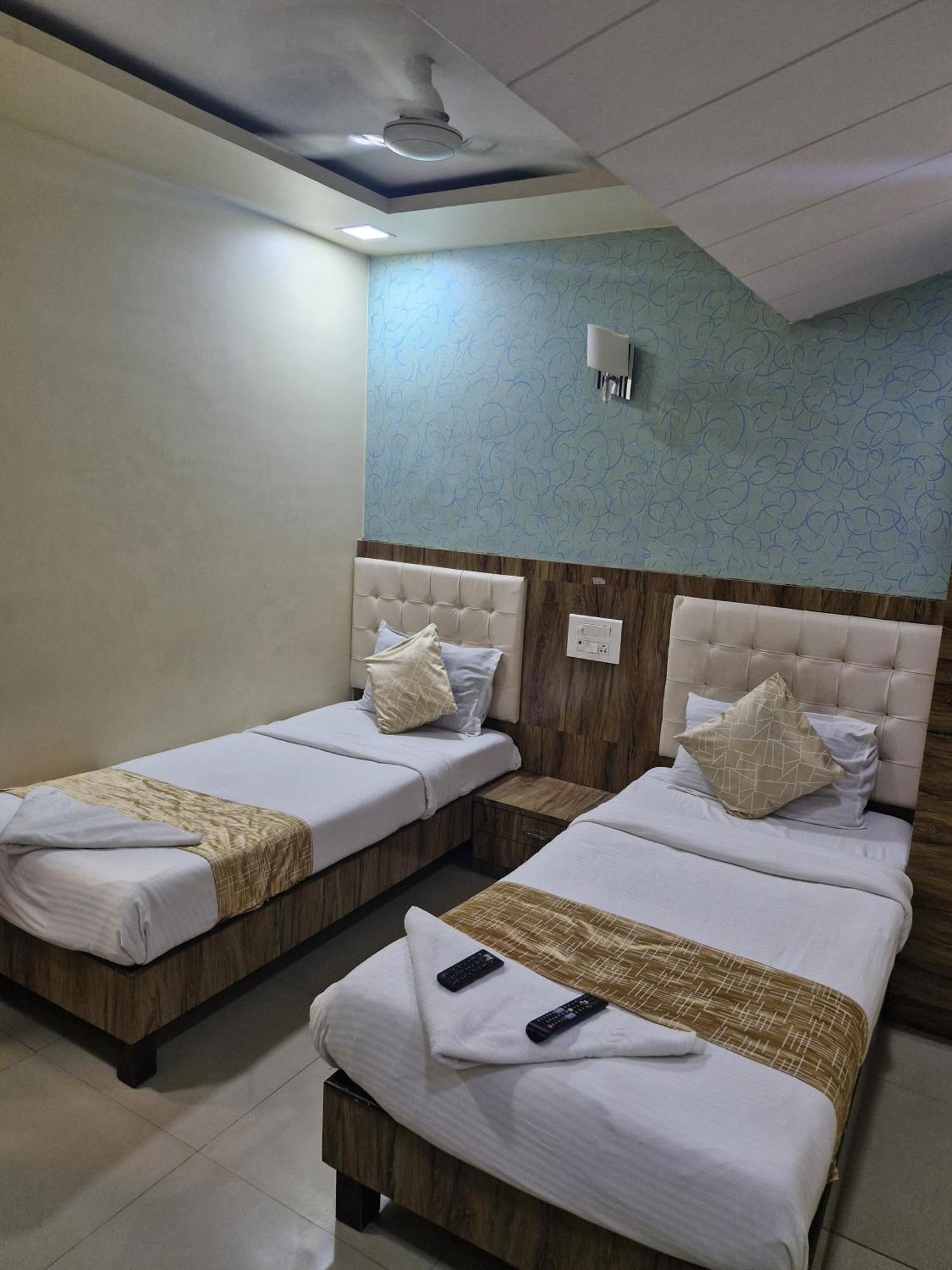 Hotel Crystal Park Near Nesco Exhibition Center Bombaim Exterior foto