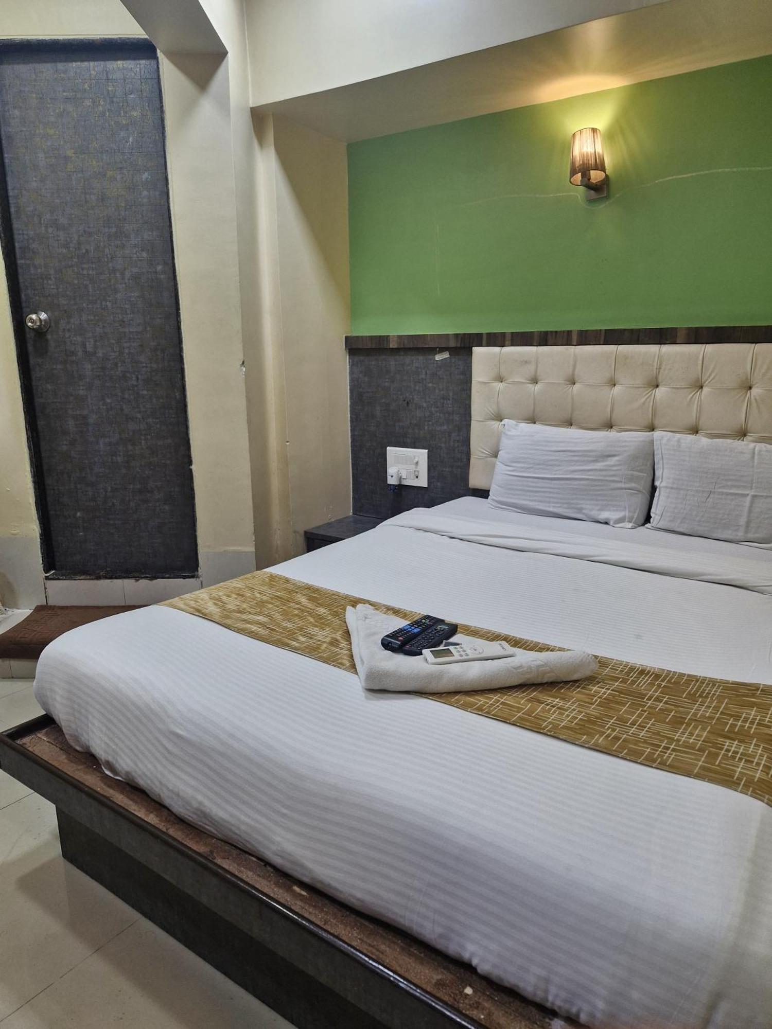 Hotel Crystal Park Near Nesco Exhibition Center Bombaim Exterior foto